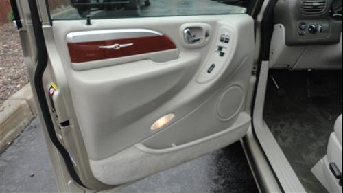 Chrysler Town and Country 2005 photo 3