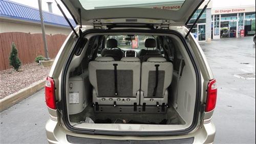 Chrysler Town and Country 2005 photo 4