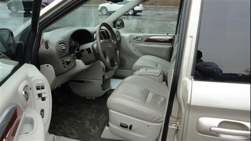Chrysler Town and Country 2005 photo 5