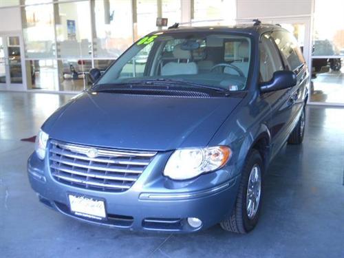 Chrysler Town and Country 2005 photo 1