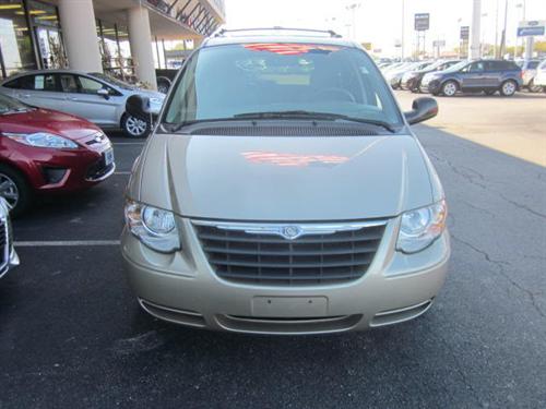 Chrysler Town and Country 2005 photo 1