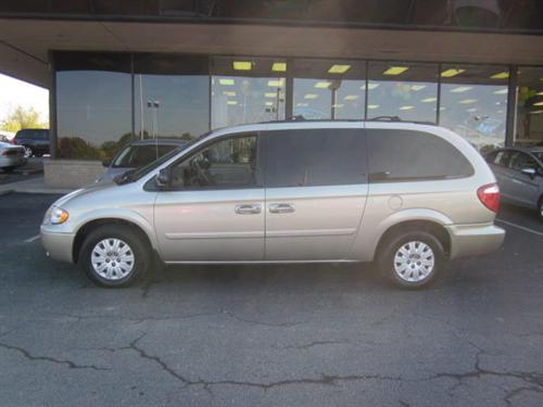 Chrysler Town and Country 2005 photo 2