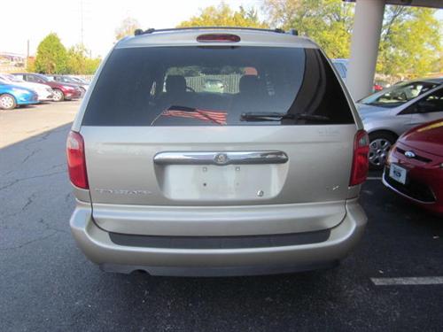 Chrysler Town and Country 2005 photo 4