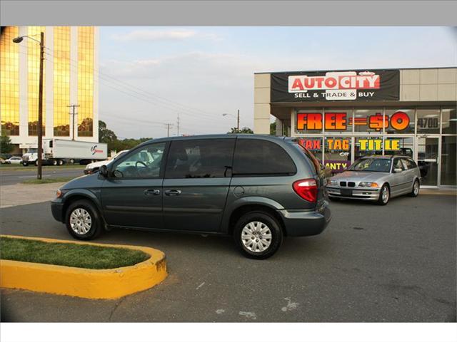 Chrysler Town and Country 2005 photo 1