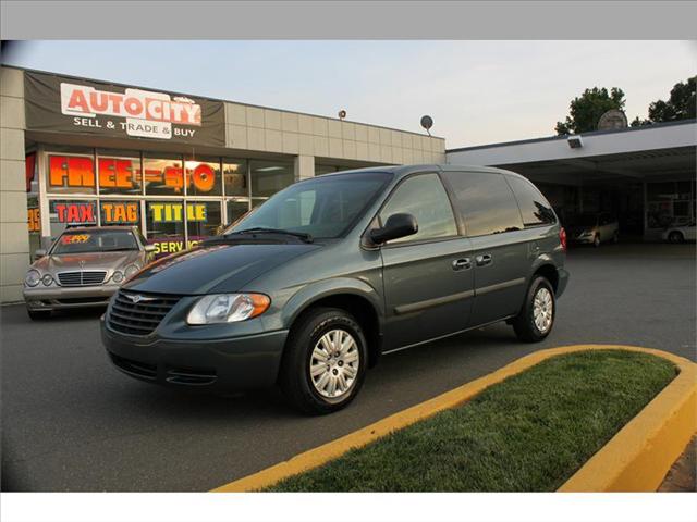Chrysler Town and Country 2005 photo 2
