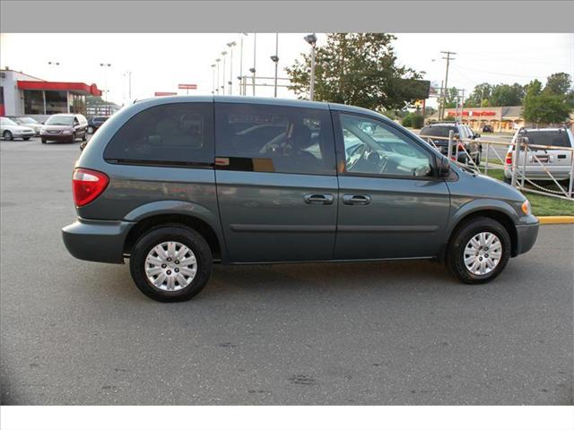 Chrysler Town and Country 2005 photo 3