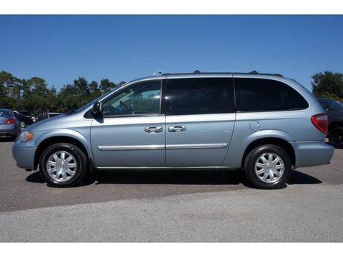 Chrysler Town and Country 2005 photo 1