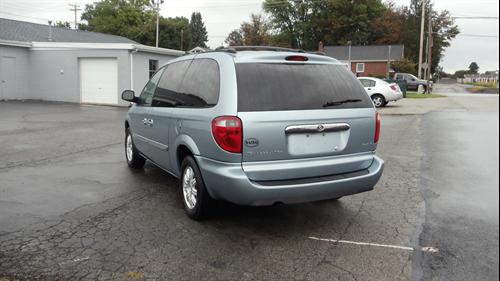 Chrysler Town and Country 2005 photo 2