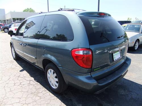 Chrysler Town and Country 2005 photo 3