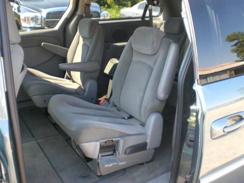 Chrysler Town and Country 2005 photo 2