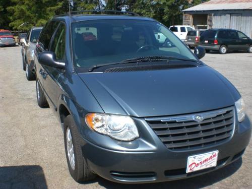 Chrysler Town and Country 2005 photo 3