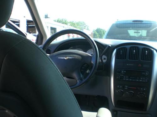 Chrysler Town and Country 2005 photo 5
