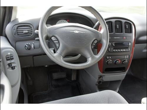Chrysler Town and Country 2005 photo 2