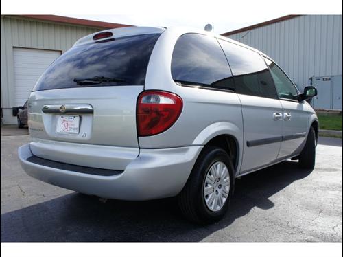 Chrysler Town and Country 2005 photo 4