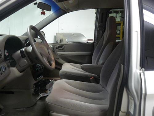 Chrysler Town and Country 2005 photo 2