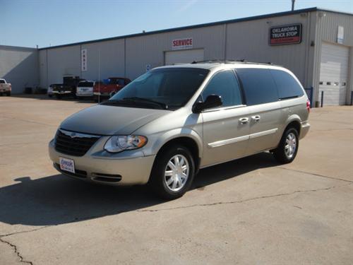 Chrysler Town and Country 2005 photo 1