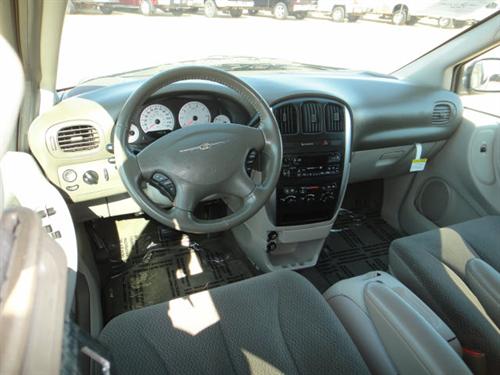 Chrysler Town and Country 2005 photo 2