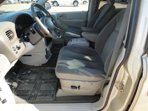 Chrysler Town and Country 2005 photo 4