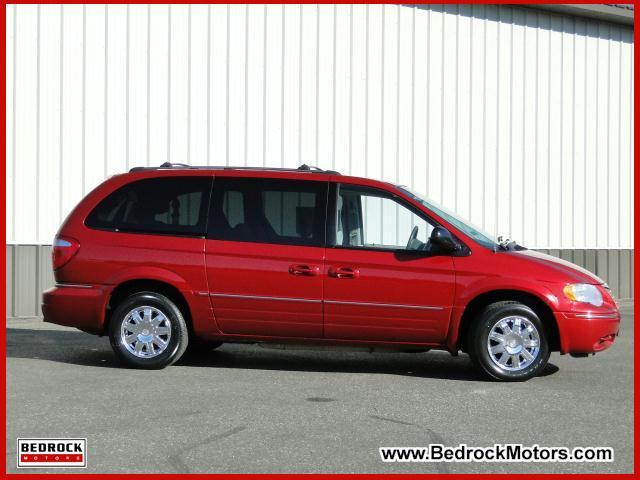 Chrysler Town and Country 2005 photo 1