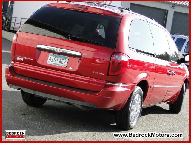 Chrysler Town and Country 2005 photo 2