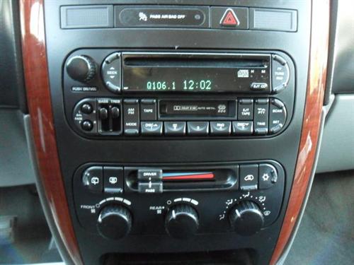 Chrysler Town and Country 2005 photo 1