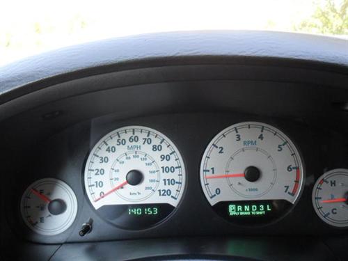 Chrysler Town and Country 2005 photo 2