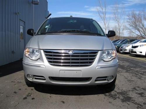 Chrysler Town and Country 2005 photo 1