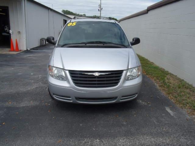 Chrysler Town and Country 2005 photo 2