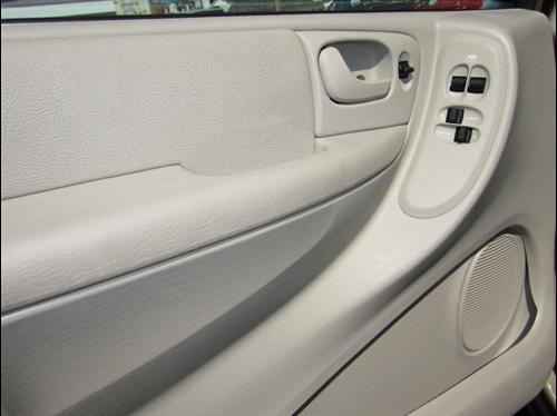 Chrysler Town and Country 2005 photo 3