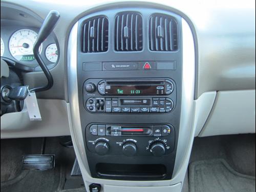 Chrysler Town and Country 2005 photo 4