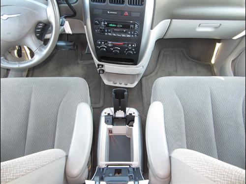 Chrysler Town and Country 2005 photo 5