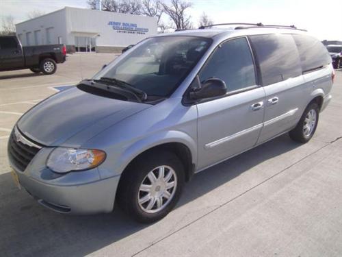 Chrysler Town and Country 2005 photo 1