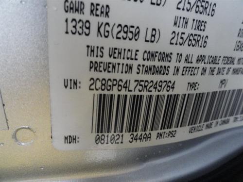 Chrysler Town and Country 2005 photo 2