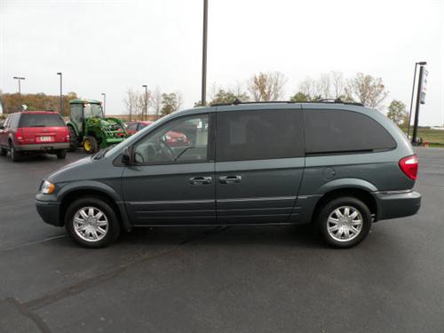 Chrysler Town and Country 2005 photo 1