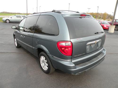 Chrysler Town and Country 2005 photo 2