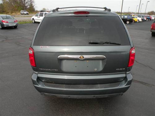 Chrysler Town and Country 2005 photo 3