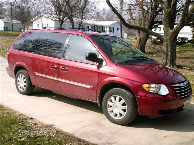 Chrysler Town and Country 2005 photo 1