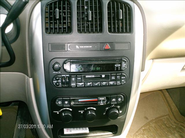 Chrysler Town and Country 2005 photo 2