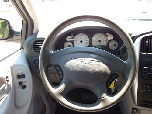 Chrysler Town and Country 2005 photo 1