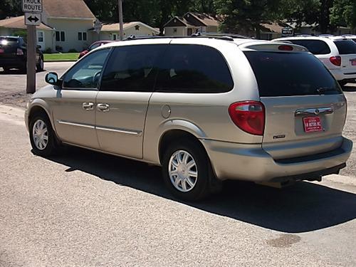 Chrysler Town and Country 2005 photo 2