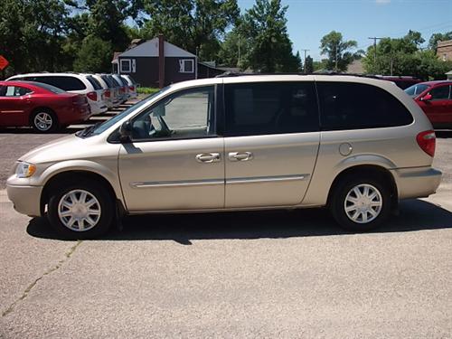 Chrysler Town and Country 2005 photo 3