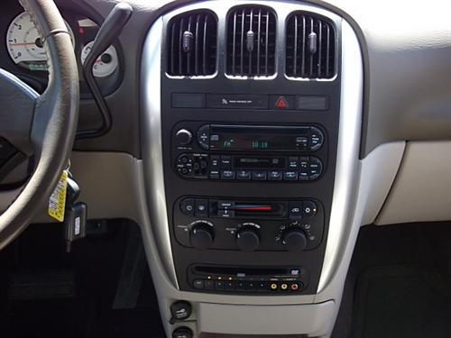 Chrysler Town and Country 2005 photo 5