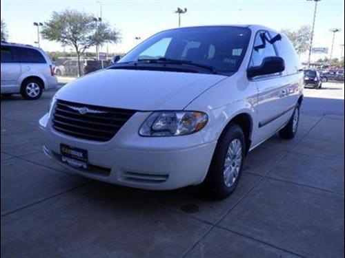 Chrysler Town and Country 2005 photo 2