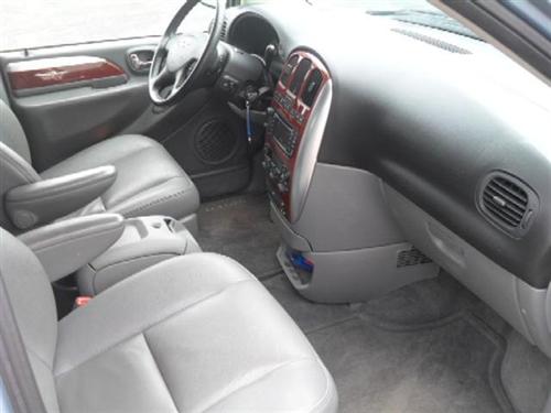 Chrysler Town and Country 2005 photo 2