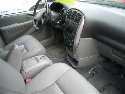 Chrysler Town and Country 2005 photo 1