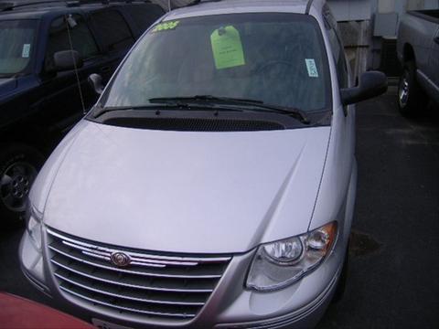 Chrysler Town and Country 2005 photo 2
