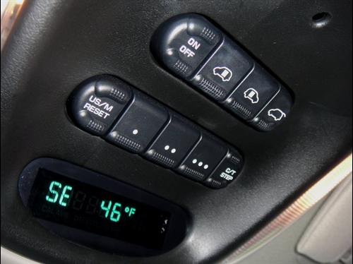 Chrysler Town and Country 2005 photo 2