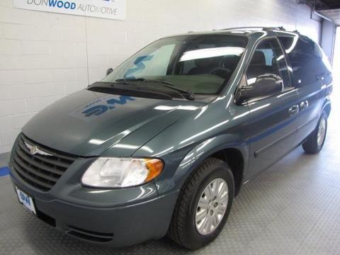 Chrysler Town and Country 2005 photo 1