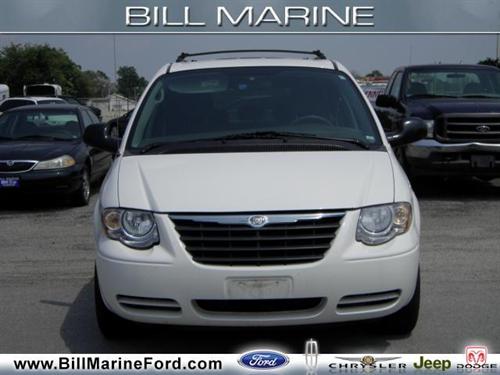 Chrysler Town and Country 2005 photo 1
