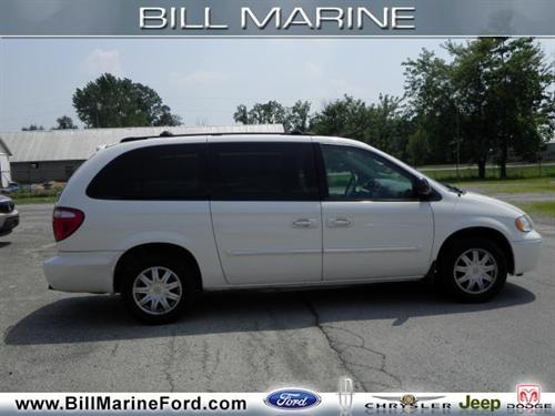 Chrysler Town and Country 2005 photo 2